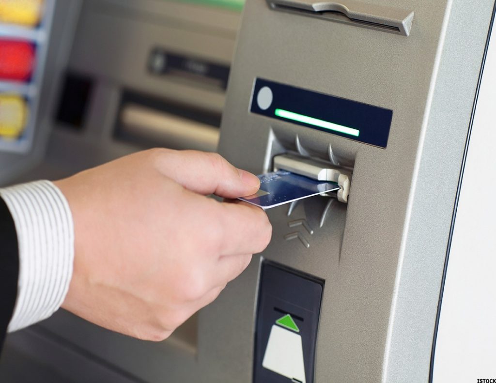 إعادة فرض رسوم السحب والإستعلام من ماكينات "ATM" أول يناير 2020 .. مالم يمددها المركزي