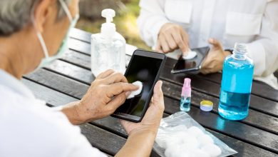 تنظيف الهواتف الذكية ضرورى للوقاية من كورونا