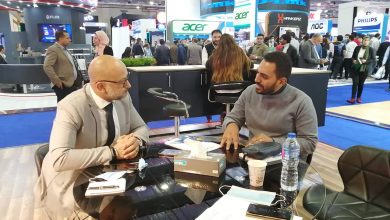 المدير الإقليمي لشركة كانون مع ممثل "تيك ريفيو"