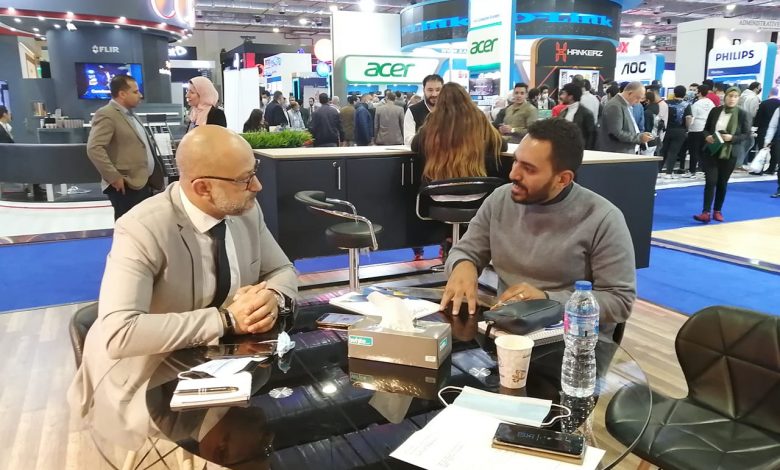 المدير الإقليمي لشركة كانون مع ممثل "تيك ريفيو"