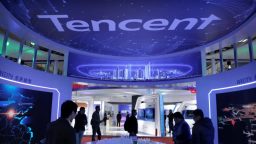 Tencent تستغل تعثر على بابا