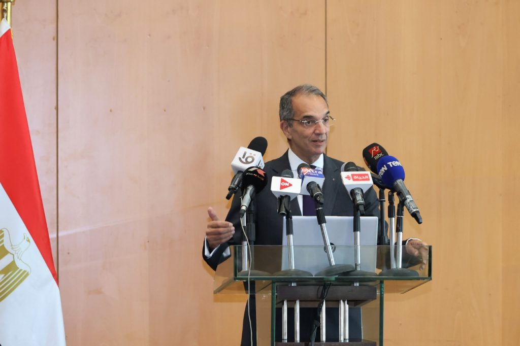 عمرو طلعت وزير الاتصالات وتكنولوجيا المعلومات