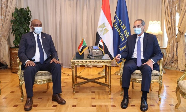 وزير الاتصالات وتكنولوجيا المعلومات المصري ونظيره السوداني