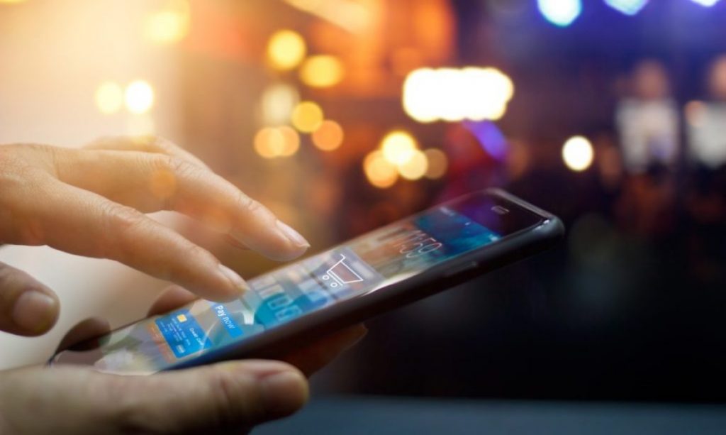 تطبيقات جوجل ومايكروسوفت وفيسبوك المثبتة مسبقًا على هاتفك تشارك بياناتك حتى لو لم تقم بفتحها !