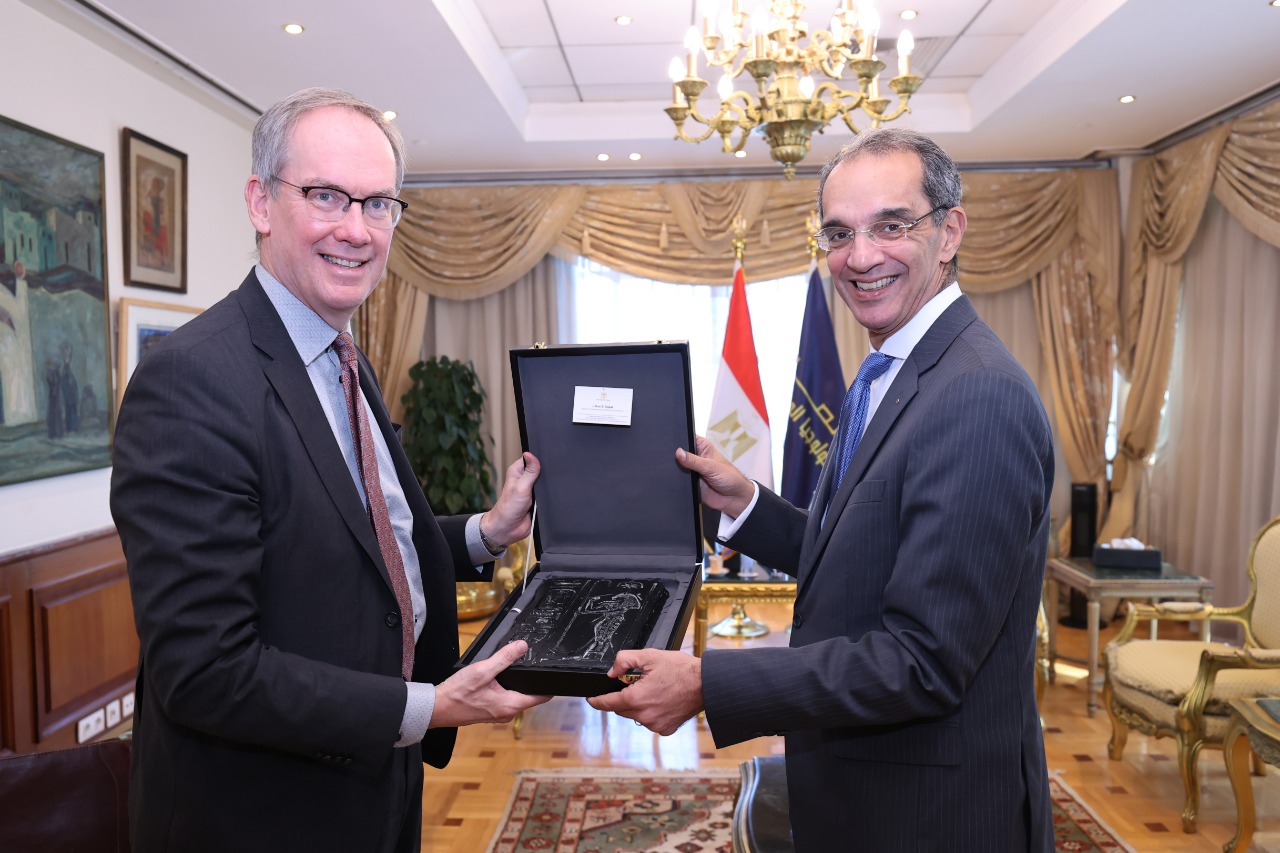 الدكتور عمرو طلعت وزير الاتصالات وتكنولوجيا المعلومات وهوكان إيمسجارد سفير مملكة السويد بالقاهرة