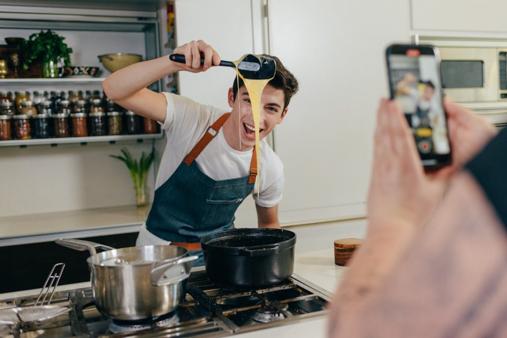 ما قصة TikTok Kitchen التي ستطلقها المنصة بالتعاون مع Virtual Dining Concepts ؟