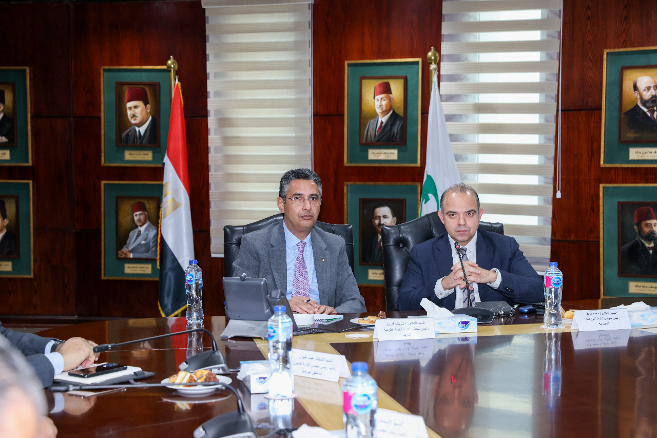 لقاء رئيس البريد ورئيس البورصة