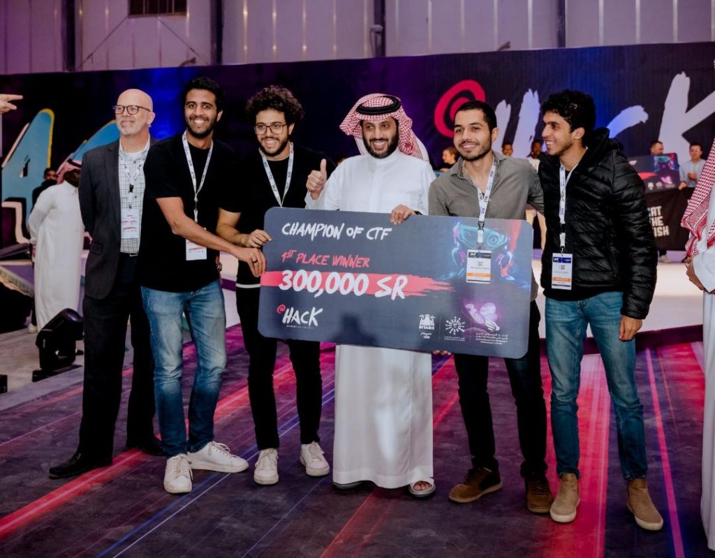 الفريق المصري الفائز يتسلم الجائزة من تركي الشيخ بفعاليات HACK@