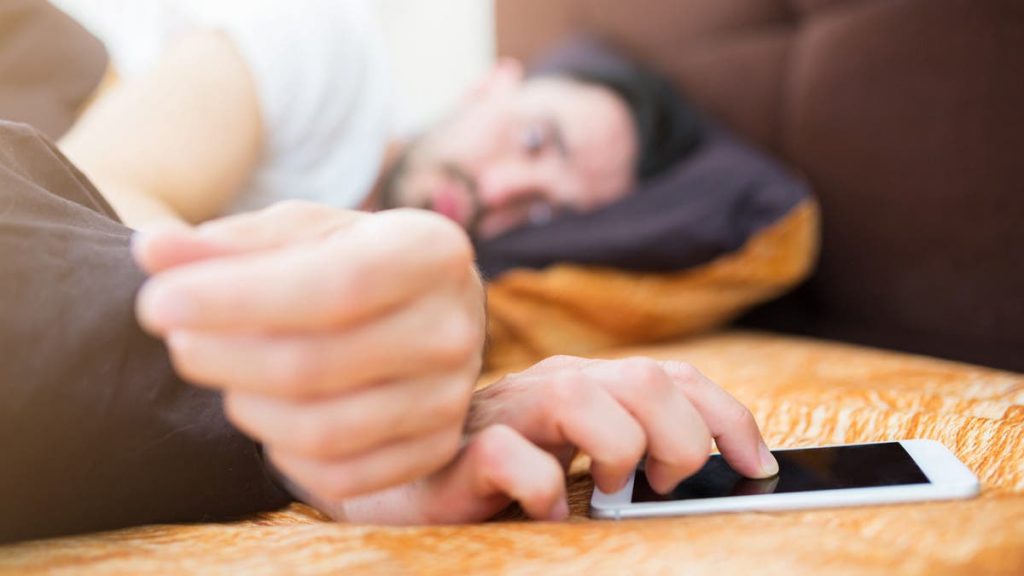 دراسة: مشاهدة الأفلام أو الاستماع للأغاني قبل الخلود للنوم يُحسن من معدلاته