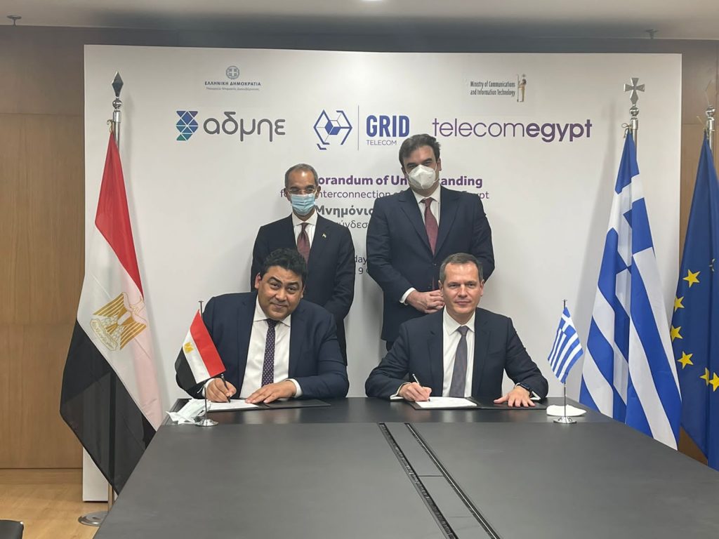 تعاون بين المصرية للاتصالات وشركة جريد تيلكوم في مجال الكابلات البحرية