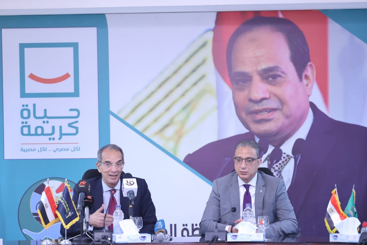 وزير الاتصالات يتفقد مشروعات حياة كريمة بالفيوم