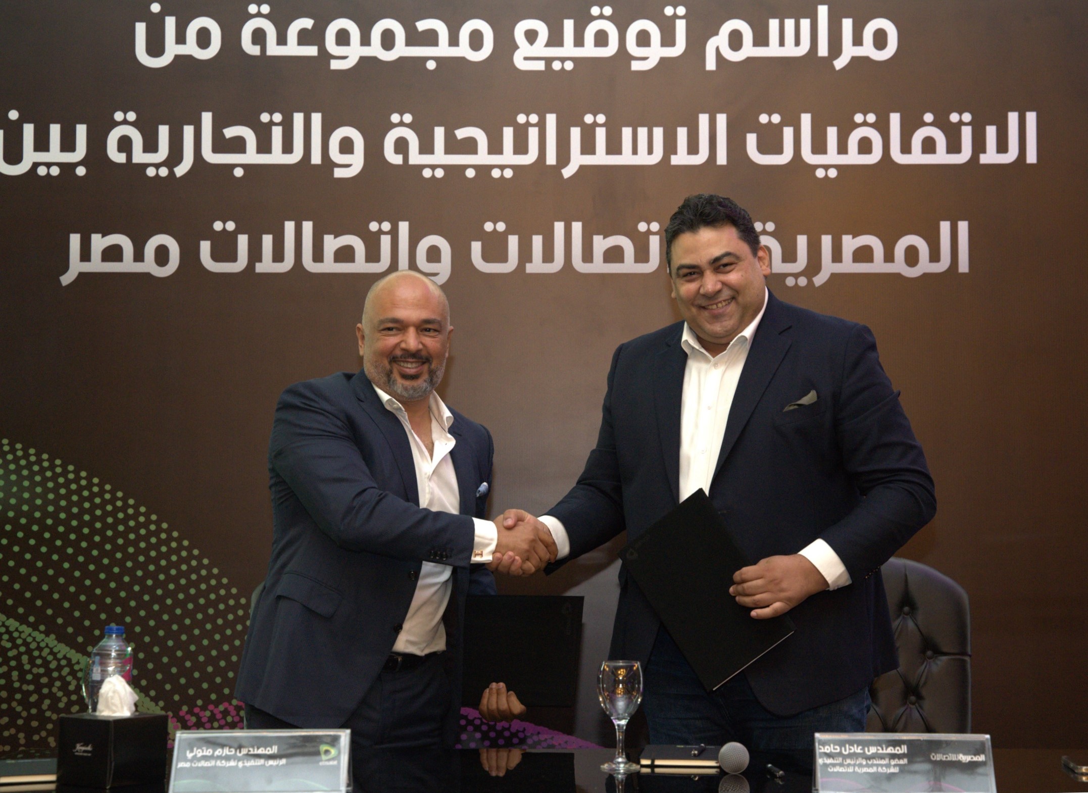 جانب من توقيع مسؤولي المصريه للاتصالات و اتصالات مصر