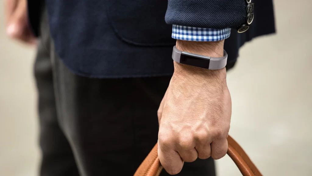 سوار Fitbit يكشف جريمة قتل ويتسبب في سجن المتهم 65 عامًا