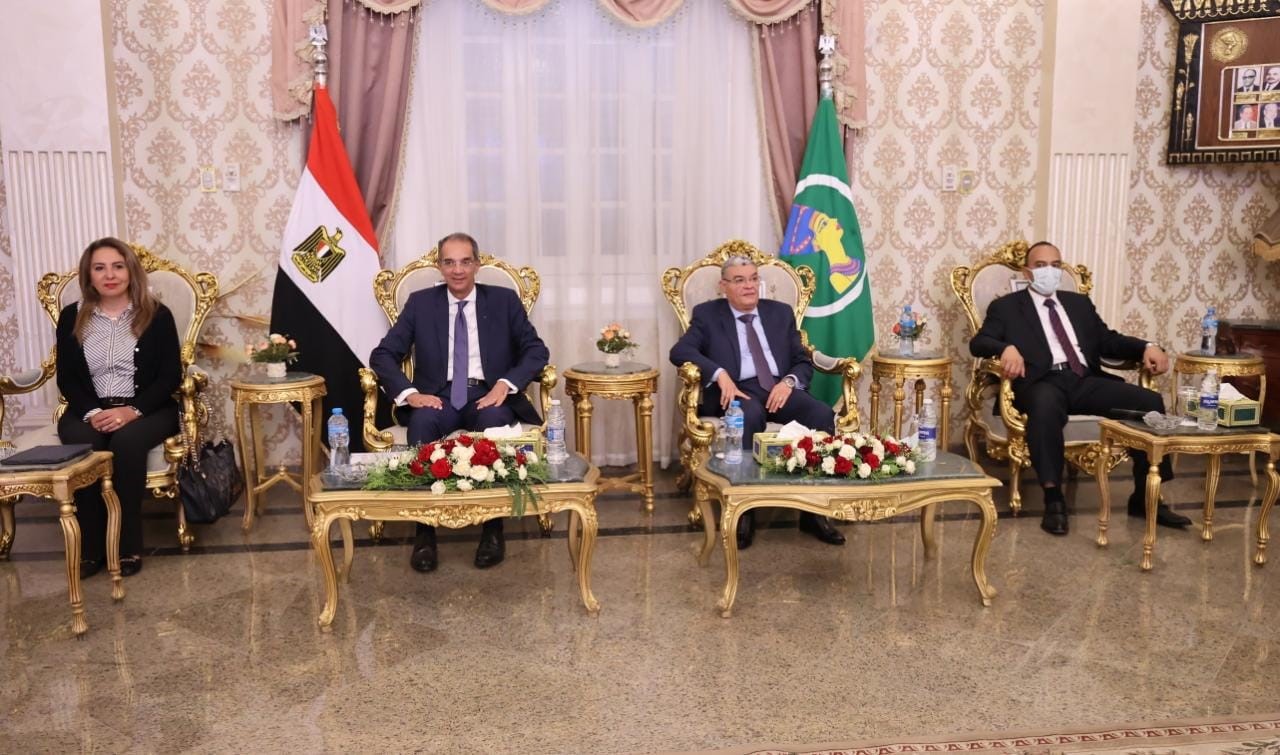 وزير الاتصالات خلال زيارته لمحافظة المنيا لافتتاح وتفقد عدد من مشروعات وزارة الاتصالات وتكنولوجيا المعلومات بمبادرة حياة كريمة