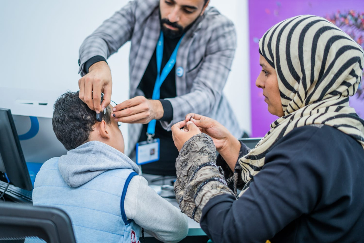 المصرية للاتصالات تنفذ مبادرة لاستبدال السماعة الخارجية لقوقعة الأذن الإلكترونية للأطفال