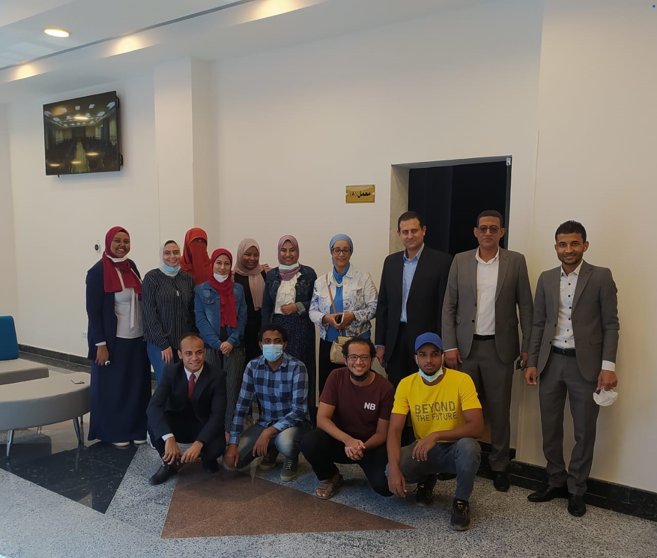 دكتورة هبة صالح رئيس معهد تكنولوجيا المعلومات ITI وعدد من الطلبة والخريجين في أسوان