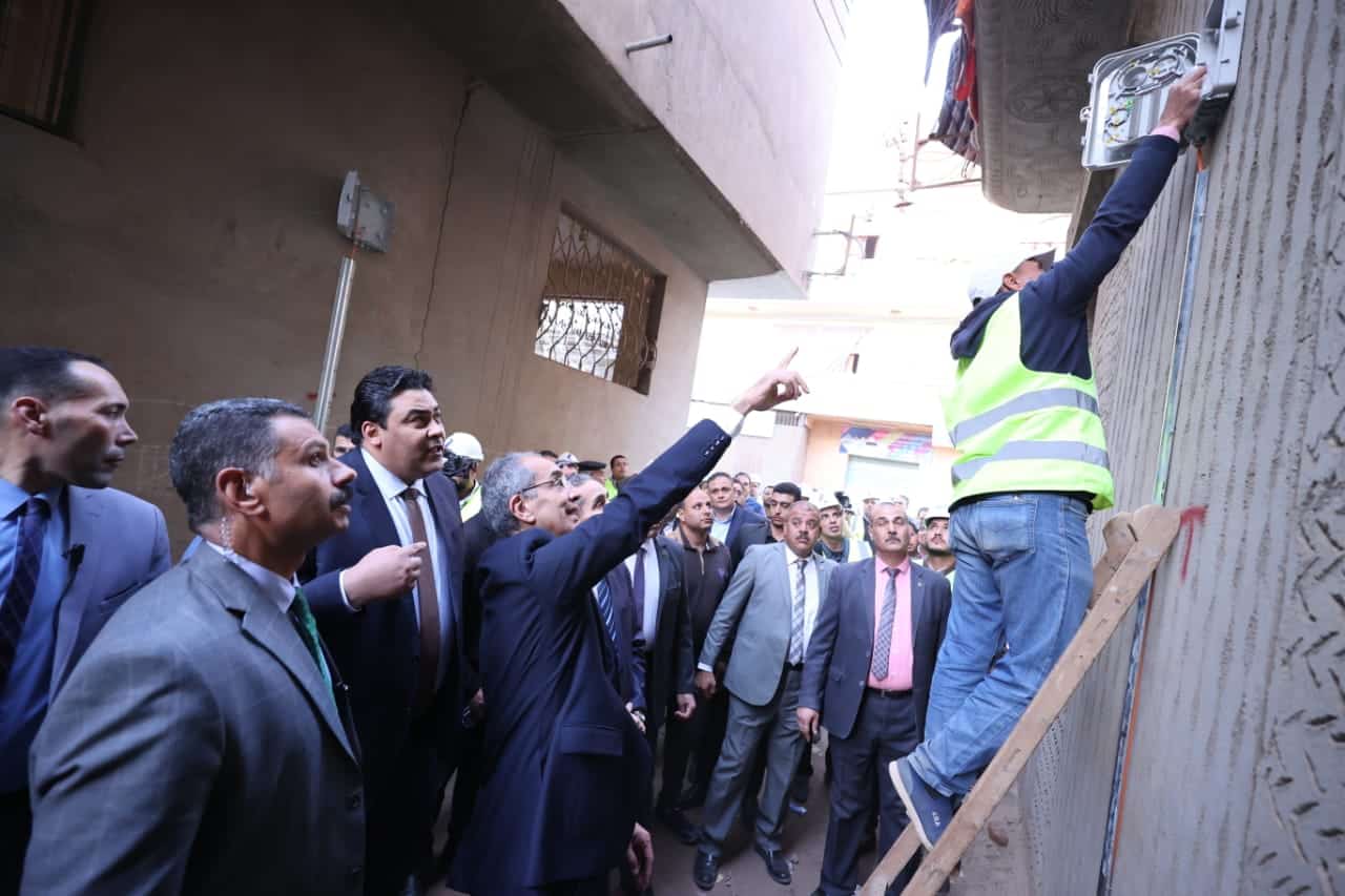 وزير الاتصالات يتفقد مشروعات حياة كريمة
