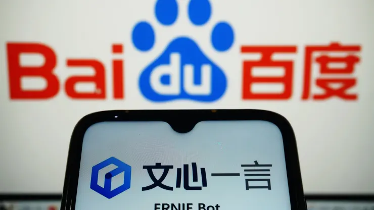 أطلق عمالقة التكنولوجيا الصينيون من Baidu إلى Alibaba منافسيهم ChatGPT. هذه المنتجات هي أمثلة على ما يسمى بالذكاء الاصطناعي التوليدي (AI). هذه هي خدمات الذكاء الاصطناعي التي يمكنها إنشاء صور أو نص بعد استعلامات المستخدم. لكن الذكاء الاصطناعي يثير قلق المنظمين أيضًا. أصدرت إدارة الفضاء الإلكتروني القوية في الصين مسودة قواعد تحكم كيفية تطوير منتجات الذكاء الاصطناعي التوليدية.