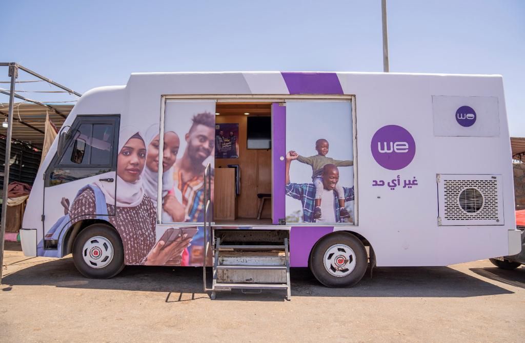 المصرية للاتصالات we توفر وحدات متنقلة بأسوان لخدمة الوافدين من السودان بموقف كركر بأسوان