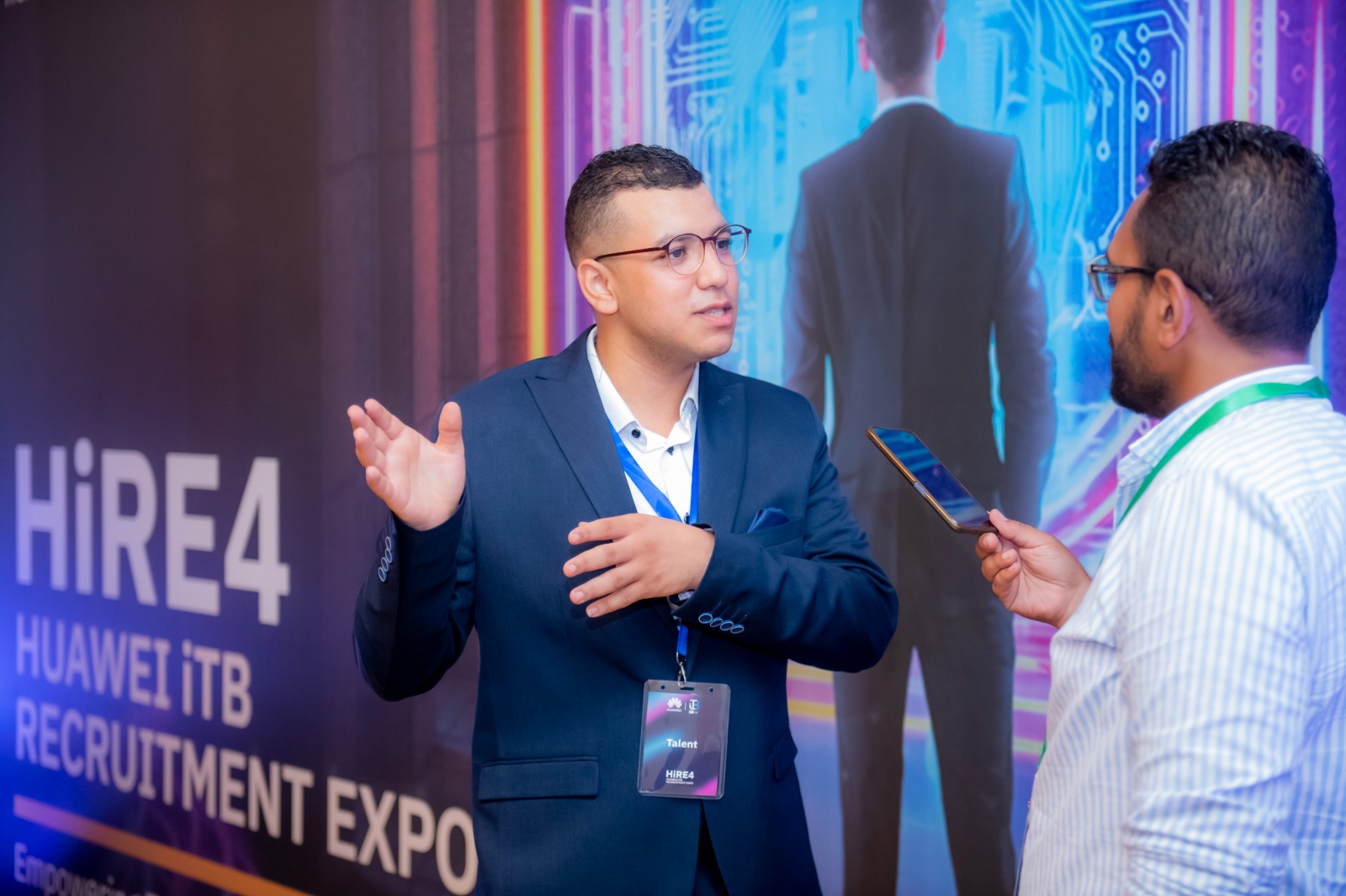 طلاب من برنامج هواوي لتنمية القدرات يتحدثون مع تيك ريفيو