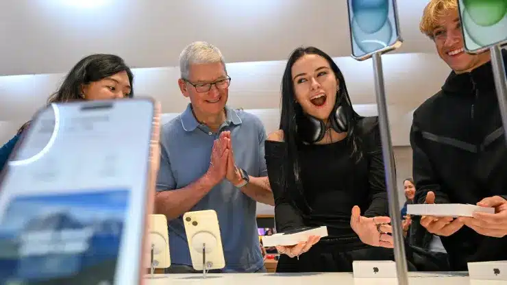 تيم كوك يحتفل مع عدد من العملاء في أحد المتاجر بإطلاق هواتف iPhone 15