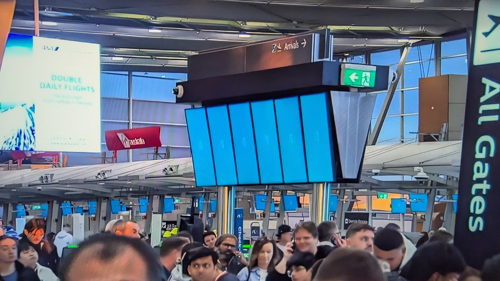 خلل في نظام تشغيل Windows يصيب العالم بالشلل !! ما القصة ؟
