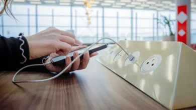كيف تختار الشاحن الصحيح لهاتفك وتتجنب المخاطر
