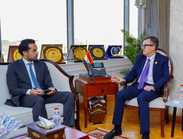 وزارة التخطيط تبحث مع "لينكدإن" توجيه التدريب إلى وظائف الذكاء الاصطناعي